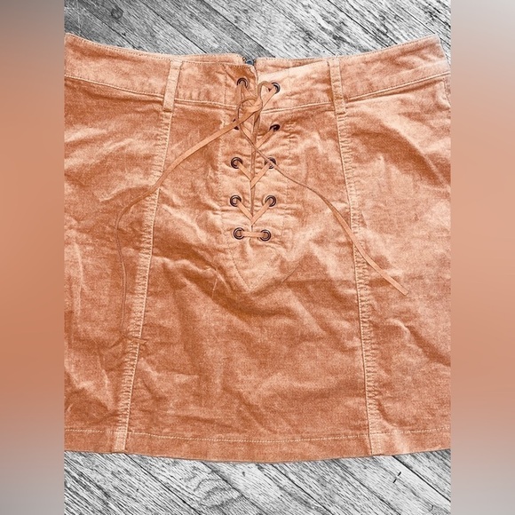 Forever 21 Women’s Size Medium Tan Suede Zippered Mini Skirt •Lace-Up Front NWOT - Picture 4 of 15